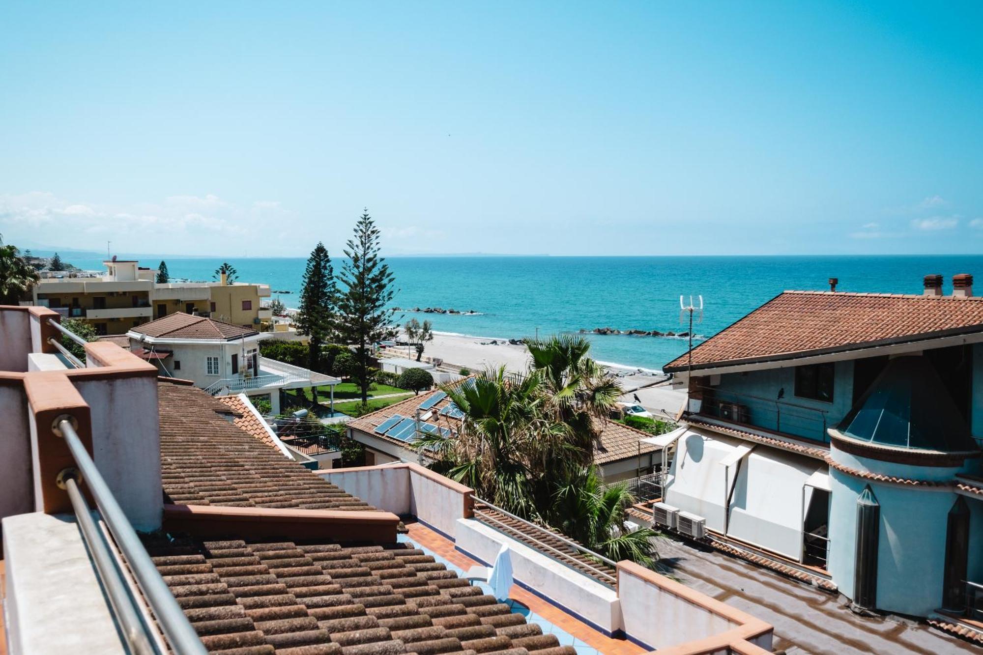 Oasi Azzurra Aparthotel เมสซีนา ภายนอก รูปภาพ