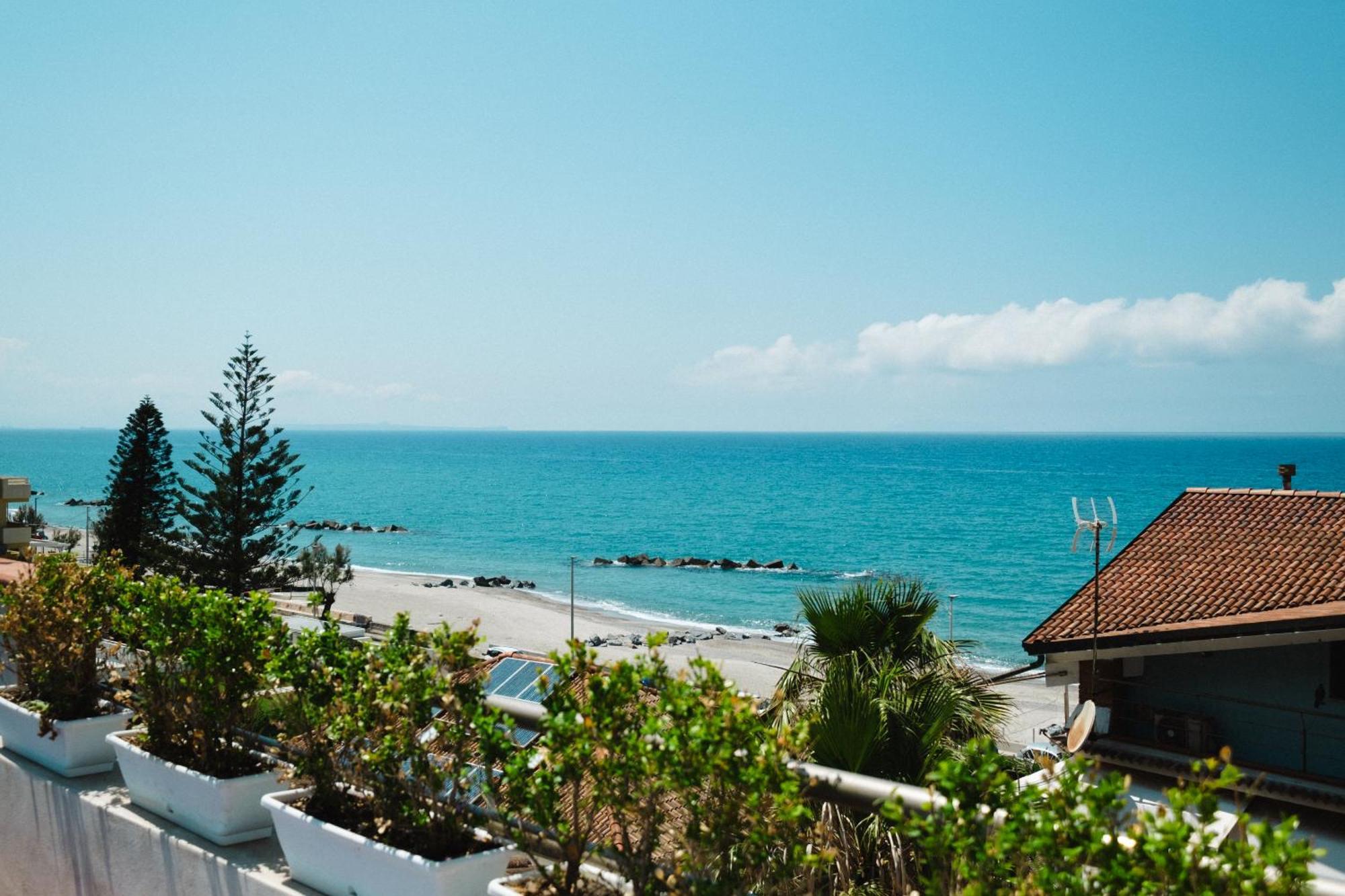 Oasi Azzurra Aparthotel เมสซีนา ภายนอก รูปภาพ