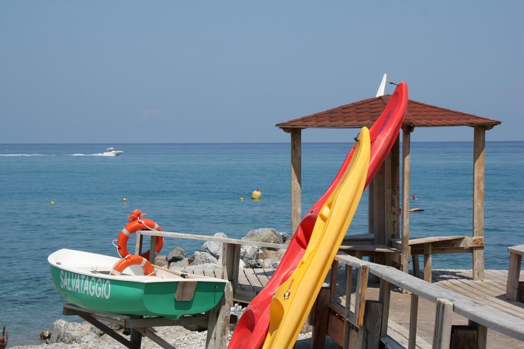 Oasi Azzurra Aparthotel เมสซีนา ภายนอก รูปภาพ
